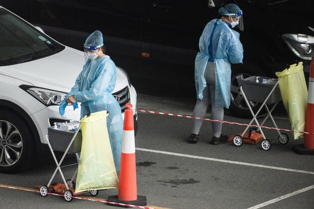 NSW COVID19 OMICRON STRAIN, Healthcare workers adminstering COVID-19 tests at a drive through test centre in Sydney, Monday, November 29, 2021. The Omicron COVID-19 variant has arrived in Australia after testing confirmed two overseas travellers who arrived in Sydney were infected with the new strain. ( NO ARCHIVING, EDITORIAL USE ONLY, NO USE IN BOOKS WITHOUT CONSENT SYDNEY NSW AUSTRALIA  Copyright: xJAMESxGOURLEYx 20211129001601234429