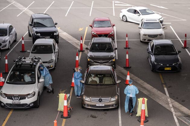 NSW COVID19 OMICRON STRAIN, Healthcare workers adminstering COVID-19 tests at a drive through test centre in Sydney, Monday, November 29, 2021. The Omicron COVID-19 variant has arrived in Australia after testing confirmed two overseas travellers who arrived in Sydney were infected with the new strain. ( NO ARCHIVING, EDITORIAL USE ONLY, NO USE IN BOOKS WITHOUT CONSENT SYDNEY NSW AUSTRALIA  Copyright: xJAMESxGOURLEYx 20211129001601234688