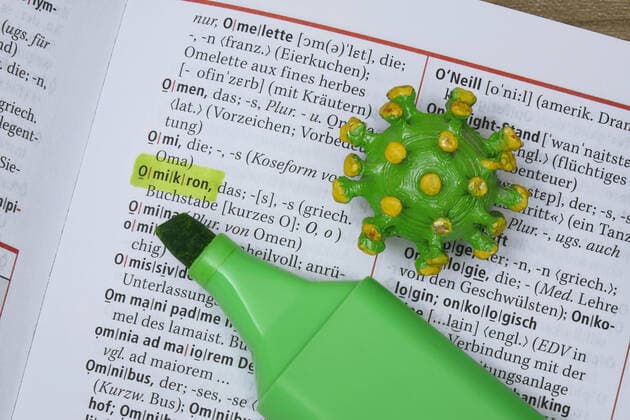 Duden mit dem markierten Wort Omikron Duden mit dem markierten Wort Omikron, 28.11.2021, Borkwalde, Brandenburg, In einem Duden wurde der Schriftzug Omikron markiert.