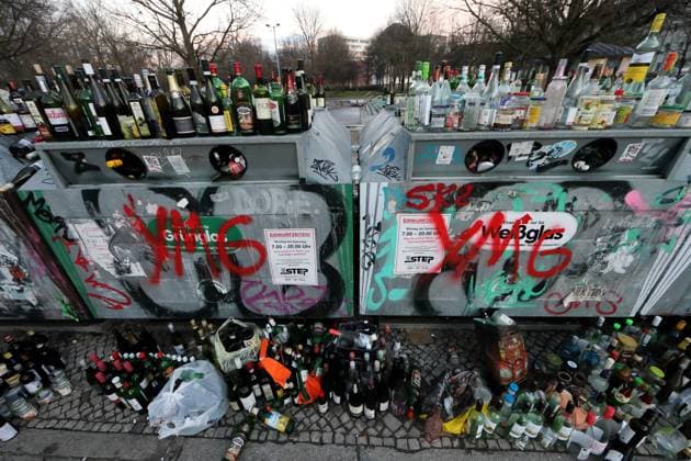 Überfüllte Glascontainer am Bassinplatz in Potsdam, 28. November 2021. Altglas *** Overcrowded glass containers at Bassinplatz in Potsdam, 28 November 2021 waste glass