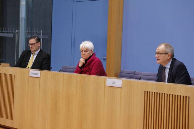 News Themen der Woche KW48 Prof. Dr. Jens Schubert, Vorstandsvorsitzender AWO Bundesverband und Stellv. Präsident BAGFW, Gerda Hasselfeldt, Präsidentin Deutsches Rotes Kreuz (DRK), Stellv. Präsidentin BAGFW, Ulrich Lilie, Präsident der Diakonie Deutschland und Präsident der Bundesarbeitsgemeinschaft der Freien Wohlfahrtspflege (BAGFW), Deutschland, Berlin, Bundespressekonferenz, Thema: Bewertung des Koalitionsvertrages aus sozial- und gesundheitspolitischer Sicht *** Prof Dr Jens Schubert, Chairman of the Board AWO Federal Association and Deputy President BAGFW, Gerda Hasselfeldt, President German Red Cross DRK , Deputy President BAGFW, Ulrich Lilie, President of Diakonie Germany and President of the Federal Association of Voluntary Welfare Work BAGFW , Germany, Ber