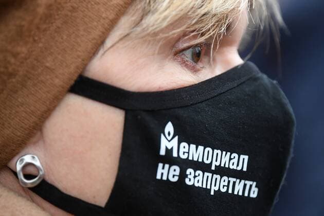 Russia Memorial Centre Closing Court 6708285 29.11.2021 A defender of the Memorial Human Rights Centre wearing a protective face mask reading Memorial cannot be prohibited is seen during a hearing on a case to shut it down outside the Moscow city court, Russia. Memorial is one of the country s oldest and most prominent human rights groups founded by Soviet dissidents including Nobel Peace Prize laureate Andrei Sakharov in 1989. Russian prosecutors earlier this month asked the Supreme Court to shut the international branch of Memorial, labeled as a foreign agent in Russia, over legal and constitutional violations. Ilya Pitalev Sputnik Moscow Russia  Copyright: xIlyaxPitalevx