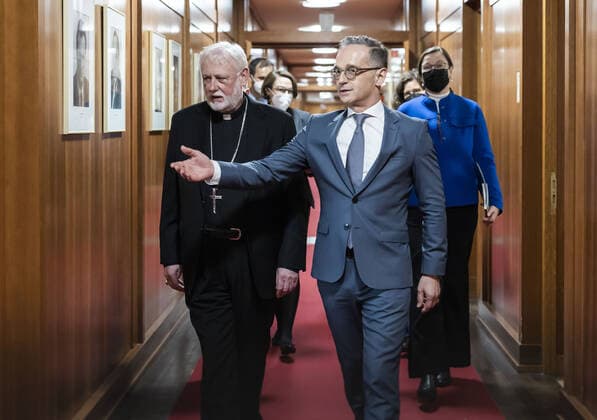Bundesaussenminister Heiko Maas (SPD) trifft Paul Gallagher, Erzbischof der roemisch-katholischen Kirche. Berlin, 29.11.2021. Berlin Deutschland *** Federal Foreign Minister Heiko Maas SPD meets Paul Gallagher, Archbishop of the Roman Catholic Church Berlin, 29 11 2021 Berlin Germany Copyright: xXanderxHeinl photothek.dex