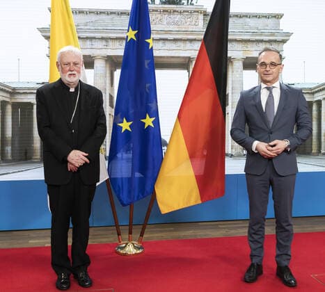 News Bilder des Tages Bundesaussenminister Heiko Maas (SPD) trifft Paul Gallagher, Erzbischof der roemisch-katholischen Kirche. Berlin, 29.11.2021. Berlin Deutschland *** Federal Foreign Minister Heiko Maas SPD meets Paul Gallagher, Archbishop of the Roman Catholic Church Berlin, 29 11 2021 Berlin Germany Copyright: xXanderxHeinl photothek.dex