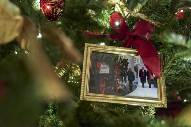 News Themen der Woche KW48 News Bilder des Tages A photo of former President Donald Trump and former First Lady Melania Trump is seen on a Christmas tree in the State Dining Room during the 2021 White House holiday decor preview titled White House Holiday Season: Gifts from the Heart at the White House in Washington, DC on Monday, November 30, 2021. Decor elements include iridescent doves and shooting stars representing peace and light brought by frontline workers and first responders during the pandemic. Photo Leigh Vogel  WAP20211130910 LeighxVogel