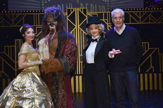Entertainment Themen der Woche KW48 Entertainment Bilder des Tages Darsteller Veronika Rita Kovacs als Belle und David Peter Cseh als das Biest aus dem Musical Die Schöne und das Biest, Darstellerin Lena Müller als Marlene Dietrich aus dem Musical Berlin Berlin und Schauspieler Sky Du Mont als Haupterzähler bei der Rocky Horror Show , l-r, bei der Pressekonferenz Live is back im Musical Dome Köln die Musical Highlights im Winter und Frühjahr 21 22 *** Performers Veronika Rita Kovacs as Belle and David Peter Cseh as the Beast from the musical Beauty and the Beast, performer Lena Müller as Marlene Dietrich from the musical Berlin Berlin and actor Sky Du Mont as the main narrator in the Rocky Horror Show , l r, at the press conference Live is back in the Musical Dome Cologne the musical highlights in wi