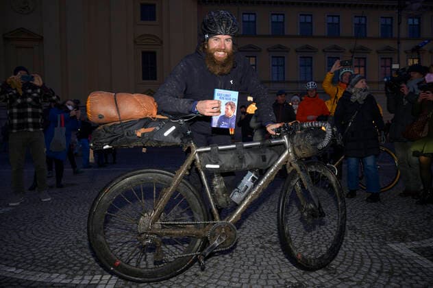 News Themen der Woche KW48 News Bilder des Tages Jonas Deichmann (Extremsportler) bei der Ankunft am Odeonsplatz nach seinem Triathlon rund um die Erde (Triathlon 360 degree Triathlon Around The World), München 29.11.2021 *** Jonas Deichmann extreme athlete arriving at Odeonsplatz after his triathlon around the world Triathlon 360 degree Triathlon Around The World , Munich 29 11 2021
