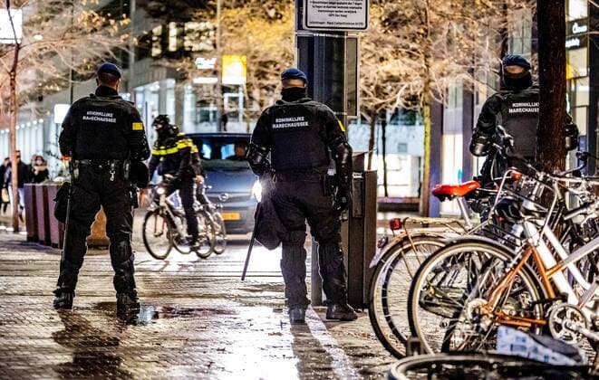 26-11-2021, The Hague - An emergency order applies to the city center of The Hague during the corona press conference. Police keep people out of downtown for fear of riots. Photo: ANP Hollandse Hoogte Jeffrey Groeneweg Copyright: xANPx xJeffreyxGroenewegx x441223841x
