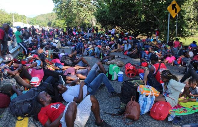 News Themen der Woche KW48 Mexiko, Migranten in Chiapas Hundreds of Central American migrants take a rest in the municipality of Huehuetan, Chiapas state, Mexico, 29 November 2021. Some 3,000 migrants left in a group this Monday, from the city of Tapachula, in southeastern Mexico, and after advancing several kilometers they blocked the roads to ask the National Migration Institute (INM) to regularize their stay in the country. EFE Juan Manuel Blanco Thousands of migrants demand with blockades to regularize their stay in Mexico !ACHTUNG: NUR REDAKTIONELLE NUTZUNG!  Copyright: xJuanxManuelxBlancox MEX8561 20211129-284eff1426d6f5e4ac5b2ec2233a41eb3896d3a2