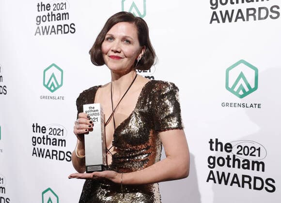 Bilder des Jahres 2021, Entertainment 11 November Entertainment Bilder des Tages Maggie Gyllenhaal arrives in the press room with her Gotham Award at the 2021 Gotham Awards presented by The Gotham Film & Media Institute at Cipriani Wall Street in New York City on Monday, November 29, 2021.  NYP20211129191 JOHNxANGELILLO
