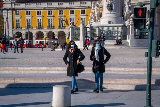 Daily Life In Lisbon Amid COVID-19 Pandemic People wearing protective masks take walks near Praca de Comercio, Lisbon. November 26, 2021. Prime Minister Antonio Costa said that the omicron variant of COVID-19 has not yet been detected in Portugal, but that if it is, appropriate measures will be taken. Lisboa Portugal  Copyright: xJorgexMantillax originalFilename:mantilla-notitle211126_np9xh.jpg