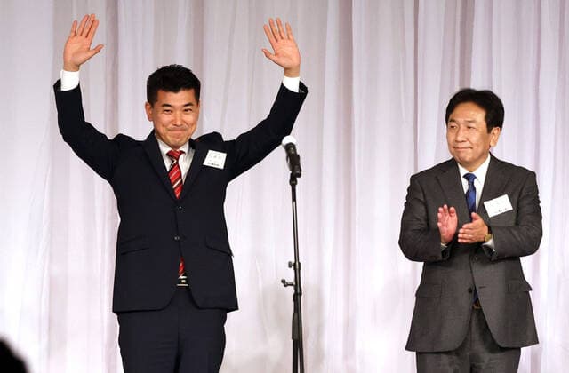 News Themen der Woche KW48 News Bilder des Tages November 30, 2021, Tokyo, Japan - Newly elected leader of Japan s main opposition Constitutional Democratic Party of Japan (CDPJ) Kenta Izumi (L) reacts while former leader Yukio Edano (R) clap his hands at the party convention in Tokyo on Tuesday, November 30, 2021. Former CDPJ leader Yukio Edano resigned his position as the party lost 14 seats at the general election.  , aflo_175603256.jpg,