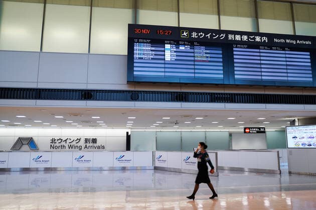 (211130) -- TOKYO, Nov. 30, 2021 -- Photo taken on Nov. 30, 2021 shows the international arrivals of Narita airport Terminal 1 in Tokyo, Japan. On Monday, Japanese Prime Minister Fumio Kishida said the government will in principle ban the entry of all foreign nationals as he pledged to act quickly on concerns over the new Omicron variant of the COVID-19. ) JAPAN-TOKYO-COVID-19-RESTRICTION ZhangxXiaoyu 