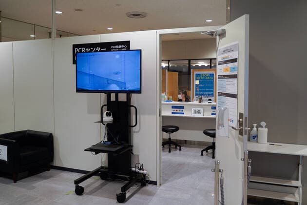 (211130) -- TOKYO, Nov. 30, 2021 -- Photo taken on Nov. 30, 2021 shows the PCR testing center of Narita airport in Tokyo, Japan. On Monday, Japanese Prime Minister Fumio Kishida said the government will in principle ban the entry of all foreign nationals as he pledged to act quickly on concerns over the new Omicron variant of the COVID-19. ) JAPAN-TOKYO-COVID-19-RESTRICTION ZhangxXiaoyu 