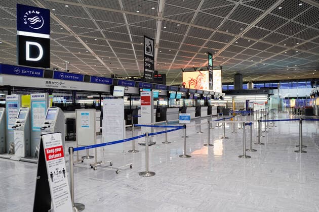 (211130) -- TOKYO, Nov. 30, 2021 -- Photo taken on Nov. 30, 2021 shows the international departures check-in area of Narita airport in Tokyo, Japan. On Monday, Japanese Prime Minister Fumio Kishida said the government will in principle ban the entry of all foreign nationals as he pledged to act quickly on concerns over the new Omicron variant of the COVID-19. ) JAPAN-TOKYO-COVID-19-RESTRICTION ZhangxXiaoyu 