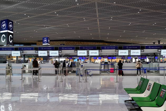 (211130) -- TOKYO, Nov. 30, 2021 -- People check in at the international departures check-in area of Narita airport in Tokyo, Japan, on Nov. 30, 2021. On Monday, Japanese Prime Minister Fumio Kishida said the government will in principle ban the entry of all foreign nationals as he pledged to act quickly on concerns over the new Omicron variant of the COVID-19. ) JAPAN-TOKYO-COVID-19-RESTRICTION ZhangxXiaoyu 