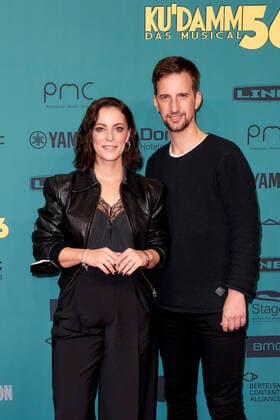 Musical Premiere von Ku damm 56 Stefanie Kloß mit Freund Thomas Stolle auf dem roten Teppich bei der Premiere von Ku damm 56 - Das Musical im Stage Theater des Westens in Berlin. *** Musical premiere of Ku damm 56 Stefanie Kloß with boyfriend Thomas Stolle on the red carpet at the premiere of Ku damm 56 Das Musical at the Stage Theater des Westens in Berlin Copyright: xEventpressxGolejewskix