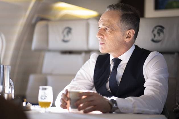 News Bilder des Tages Heiko Maas, geschaeftsfuehrender Bundesaussenminister, aufgenommen im Regierungsflieger Airbus A319 der Flugbereitschaft auf dem Weg nach Riga, 30.11.2021. Maas reist nach Riga zum NATO-Aussenministertreffen, bei dem unter Anderem die politischen Situationen in Afghanistan und in der Ukraine thematisiert werden. Riga Lettland *** Heiko Maas, German Foreign Minister, photographed in the government plane Airbus A319 of the Flugbereitschaft on the way to Riga, 30 11 2021 Maas travels to Riga for the NATO Foreign Ministers Meeting, where among other things the political situations in Afghanistan and Ukraine will be discussed Riga Latvia Copyright: xFlorianxGaertnerx