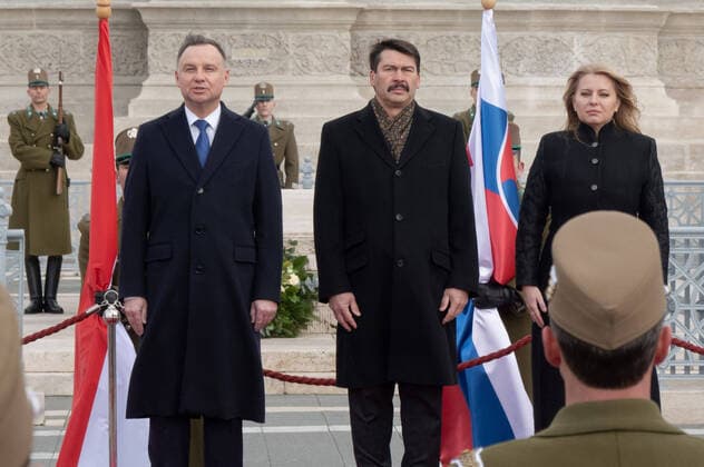 News Themen der Woche KW48 (211130) -- BUDAPEST, Nov. 30, 2021 -- Polish President Andrzej Duda (L), Hungarian President Janos Ader (C) and Slovak President Zuzana Caputova (R) attend a welcoming ceremony at Heroes Square in Budapest, Hungary on Nov. 29, 2021. Presidents Andrzej Duda of Poland, Janos Ader of Hungary and Zuzana Caputova of Slovakia met here to attend the opening of the Planet Budapest 2021 Sustainability Expo and Summit, while their Czech counterpart Milos Zeman, took part in their press conference online, as he was unable to travel because he had contracted the coronavirus. (Photo by Xinhua) HUNGARY-BUDAPEST-V4 PRESIDENTS MEETING AttilaxVolgyi 
