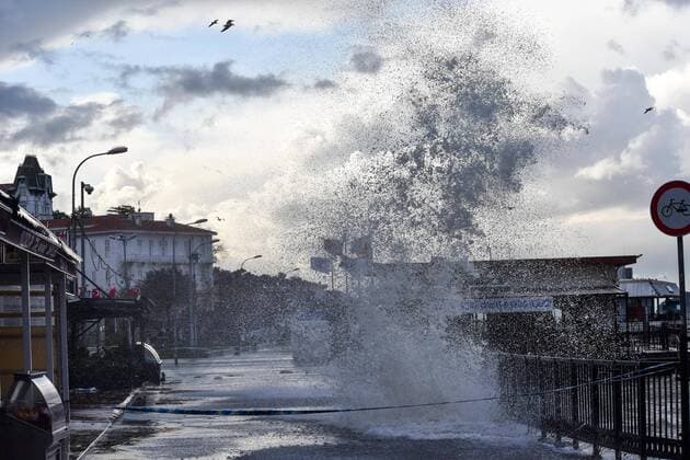 News Themen der Woche KW48 News Bilder des Tages Powerful wind storm Waves hit the Buyukada coast during a windy day in Istanbul, Turkey, on Tuesday, November 30, 2021. A powerful southwest wind storm hits the city, killing at least four people and injuring some 50 others. Istanbul Turkey gocherimagery211130_023  Copyright: xAltanxGocher GocherImageryx