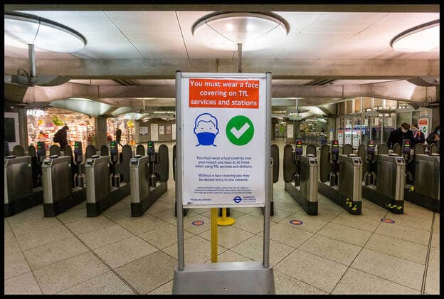 News Bilder des Tages . 30 11 2021. London, United Kingdom. Mandatory Facemask Wearing. New signs at London Underground stations about face coverings Face coverings once again become mandatory in England in shops and on public transport .  xMartynxWheatleyx xi-Imagesx IIM-22871-0002