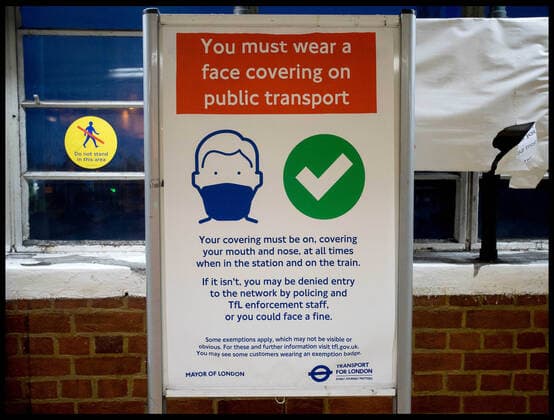 . 30 11 2021. London, United Kingdom. Mandatory Facemask Wearing. New signs at London Underground stations about face coverings Face coverings once again become mandatory in England in shops and on public transport .  xMartynxWheatleyx xi-Imagesx IIM-22871-0006