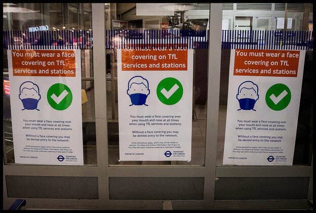 . 30 11 2021. London, United Kingdom. Mandatory Facemask Wearing. New signs at London Underground stations about face coverings Face coverings once again become mandatory in England in shops and on public transport .  xMartynxWheatleyx xi-Imagesx IIM-22871-0007