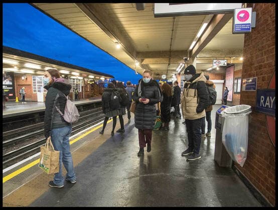 . 30 11 2021. London, United Kingdom. Mandatory Facemask Wearing. Commuters on the Metropolitan line as face coverings once again become mandatory in England on public transport.  xMartynxWheatleyx xi-Imagesx IIM-22871-0017