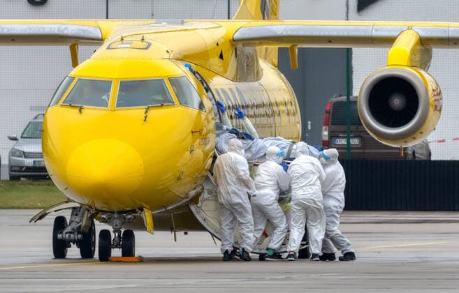 News Themen der Woche KW48 Patientenverlegung Flughafen Dresden Eine weitere Patienten-Verlegung auf dem Flughafen Dresden. Ein Dornier 328 Jet kommend aus Nürnberg verlegt einen Patienten nach Hannover. *** Patient Transfer Dresden Airport Another Patient Transfer at Dresden Airport A Dornier 328 Jet Coming from Nuremberg Transfers a Patient to Hanover