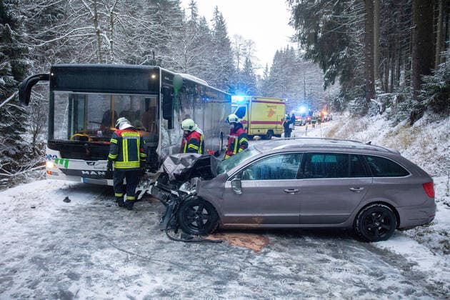 News Themen der Woche KW48 News Bilder des Tages ID 440 Schneechaos im Erzgebirge. Sturmtief Christian brachte mit seiner Warmfront jede Menge Schnee, teils Eisregen und später Regen im Tiefland. Diese Kombination macht zahlreichen Autofahrern zu schaffen. Auf der B 101 bei Schlettau stand ein LKW quer. Auf dem Autobahnzubringer zwischen Zwönitz und Stollberg überschlug sich ein weißer PKW. Das Fahrzeug blieb auf dem Dach liegen. Zum Glück wurde hier niemand verletzt. Auch zwischen Zwönitz und Affalter landete ein blauer PKW im Graben. Die Polizei sicherte die Unfallstelle ab. Auch hier gab es keine Verletzten. Anders sah es auf der Talstraße zwischen Grünhain und Waschleithe aus. Ein PKW Skoda kam in einer Kurve von der Fahrbahn ab und geriet in den Gegenverkehr. Das Fahrzeug kr