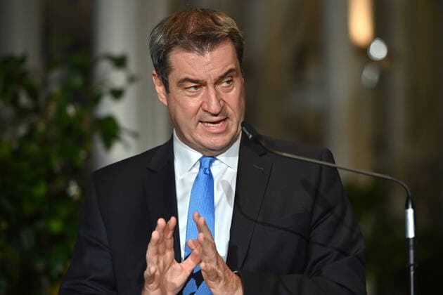 Markus SOEDER (Ministerpraesident Bayern und CSU Vorsitzender),Gestik, Einzelbild,angeschnittenes Portraet,Portrait,Porträt. Pressestatement MP Soeder nach Bund-Laender Runde zu Corona am 30.11.2021 in der Staatskanzlei in Muenchen.