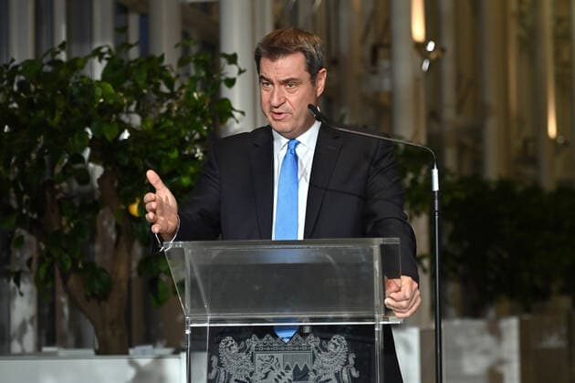 Markus SOEDER (Ministerpraesident Bayern und CSU Vorsitzender),Gestik, Einzelbild,angeschnittenes Portraet,Portrait,Porträt. Pressestatement MP Soeder nach Bund-Laender Runde zu Corona am 30.11.2021 in der Staatskanzlei in Muenchen.