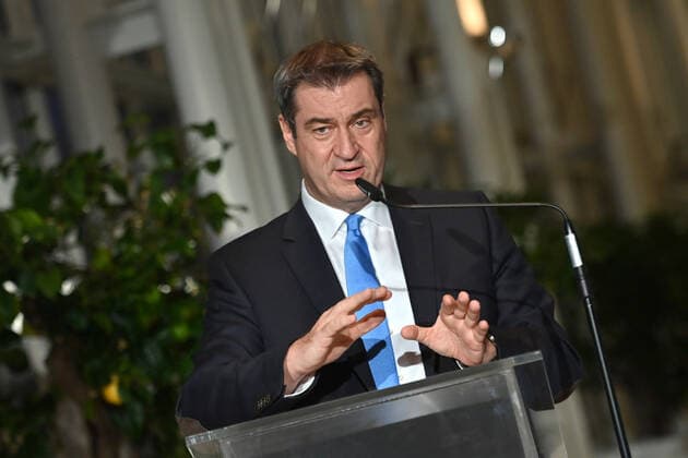 Markus SOEDER (Ministerpraesident Bayern und CSU Vorsitzender),Gestik, Einzelbild,angeschnittenes Portraet,Portrait,Porträt. Pressestatement MP Soeder nach Bund-Laender Runde zu Corona am 30.11.2021 in der Staatskanzlei in Muenchen.