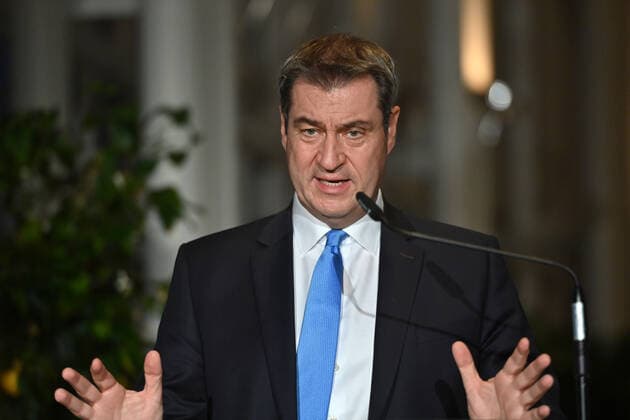Markus SOEDER (Ministerpraesident Bayern und CSU Vorsitzender),Gestik, Einzelbild,angeschnittenes Portraet,Portrait,Porträt. Pressestatement MP Soeder nach Bund-Laender Runde zu Corona am 30.11.2021 in der Staatskanzlei in Muenchen.