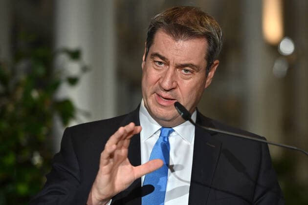 Markus SOEDER (Ministerpraesident Bayern und CSU Vorsitzender),Gestik, Einzelbild,angeschnittenes Portraet,Portrait,Porträt. Pressestatement MP Soeder nach Bund-Laender Runde zu Corona am 30.11.2021 in der Staatskanzlei in Muenchen.