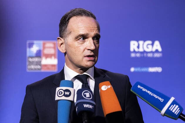 Bilder des Jahres 2021, News 11 November News Bilder des Tages Heiko Maas, geschaeftsfuehrender Bundesaussenminister, spricht zu den Medien beim NATO-Aussenministertreffen in Riga, 30.11.2021. Maas reist nach Riga zum NATO-Aussenministertreffen, bei dem unter Anderem die politischen Situationen in Afghanistan und in der Ukraine thematisiert werden. Riga Lettland *** Heiko Maas, German Foreign Minister, speaks to the media at the NATO Foreign Ministers Meeting in Riga, 30 11 2021 Maas travels to Riga for the NATO Foreign Ministers Meeting, where among other things the political situations in Afghanistan and Ukraine will be discussed Riga Latvia Copyright: xFlorianxGaertnerx