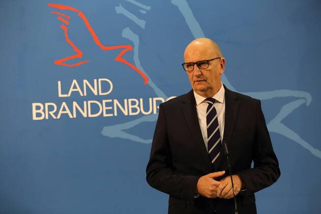 Ministerpräsident Dietmar Woidke (SPD) während einer Pressekonferenz nach Bund-Länder-Beratung zu verschärften Maßnahmen zur Eindämmung der Coronavirus-Pandemie, Staatskanzlei, Potsdam, 30. November 2021. Brandenburg PK Coronavirus