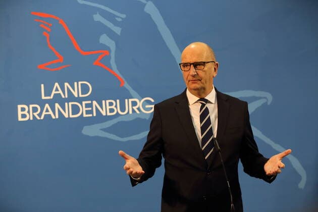 News Bilder des Tages Ministerpräsident Dietmar Woidke (SPD) während einer Pressekonferenz nach Bund-Länder-Beratung zu verschärften Maßnahmen zur Eindämmung der Coronavirus-Pandemie, Staatskanzlei, Potsdam, 30. November 2021. Brandenburg PK Coronavirus
