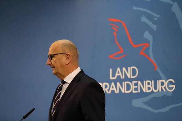Ministerpräsident Dietmar Woidke (SPD) während einer Pressekonferenz nach Bund-Länder-Beratung zu verschärften Maßnahmen zur Eindämmung der Coronavirus-Pandemie, Staatskanzlei, Potsdam, 30. November 2021. Brandenburg PK Coronavirus