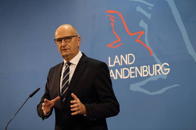 Ministerpräsident Dietmar Woidke (SPD) während einer Pressekonferenz nach Bund-Länder-Beratung zu verschärften Maßnahmen zur Eindämmung der Coronavirus-Pandemie, Staatskanzlei, Potsdam, 30. November 2021. Brandenburg PK Coronavirus