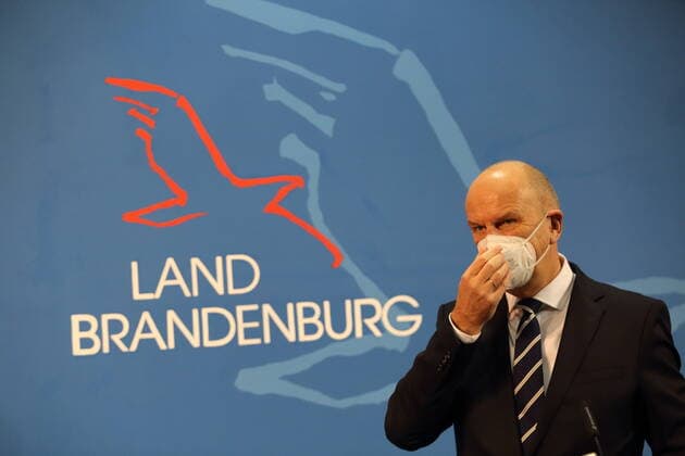 Ministerpräsident Dietmar Woidke (SPD) während einer Pressekonferenz nach Bund-Länder-Beratung zu verschärften Maßnahmen zur Eindämmung der Coronavirus-Pandemie, Staatskanzlei, Potsdam, 30. November 2021. Brandenburg PK Coronavirus