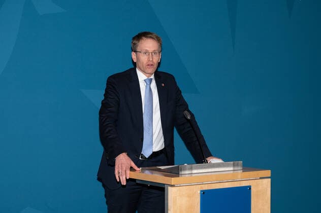 Kiel 30. November 2021, Landeshaus. Ministerpräsident Daniel Günther informiert am Abend über die heutigen Beratungen zur Corona-Lage während der Bund-Länder-Schalte und gibt einen kurzen Ausblick auf das Treffen der Ministerpräsidentenkonferenz am Donnerstag