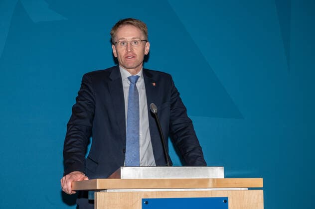 Kiel 30. November 2021, Landeshaus. Ministerpräsident Daniel Günther informiert am Abend über die heutigen Beratungen zur Corona-Lage während der Bund-Länder-Schalte und gibt einen kurzen Ausblick auf das Treffen der Ministerpräsidentenkonferenz am Donnerstag