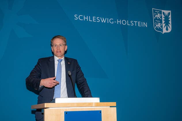 Kiel 30. November 2021, Landeshaus. Ministerpräsident Daniel Günther informiert am Abend über die heutigen Beratungen zur Corona-Lage während der Bund-Länder-Schalte und gibt einen kurzen Ausblick auf das Treffen der Ministerpräsidentenkonferenz am Donnerstag