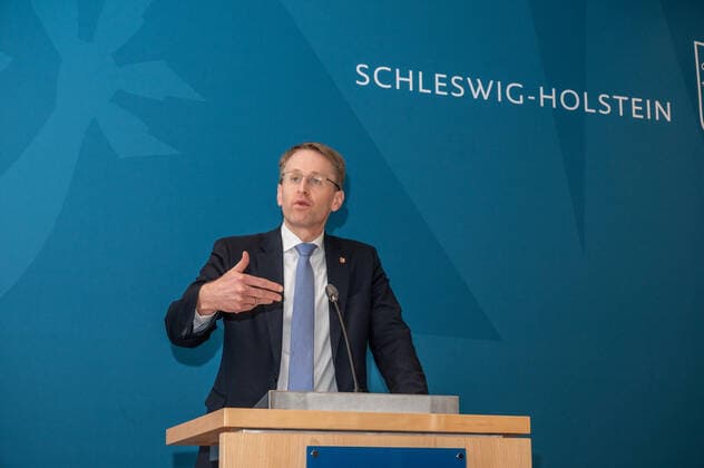 Kiel 30. November 2021, Landeshaus. Ministerpräsident Daniel Günther informiert am Abend über die heutigen Beratungen zur Corona-Lage während der Bund-Länder-Schalte und gibt einen kurzen Ausblick auf das Treffen der Ministerpräsidentenkonferenz am Donnerstag