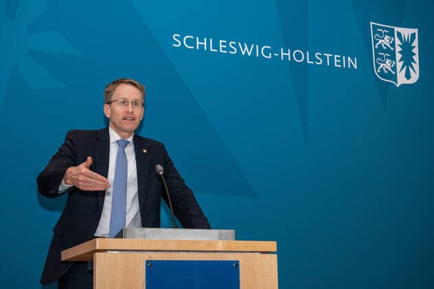 News Bilder des Tages Kiel 30. November 2021, Landeshaus. Ministerpräsident Daniel Günther informiert am Abend über die heutigen Beratungen zur Corona-Lage während der Bund-Länder-Schalte und gibt einen kurzen Ausblick auf das Treffen der Ministerpräsidentenkonferenz am Donnerstag