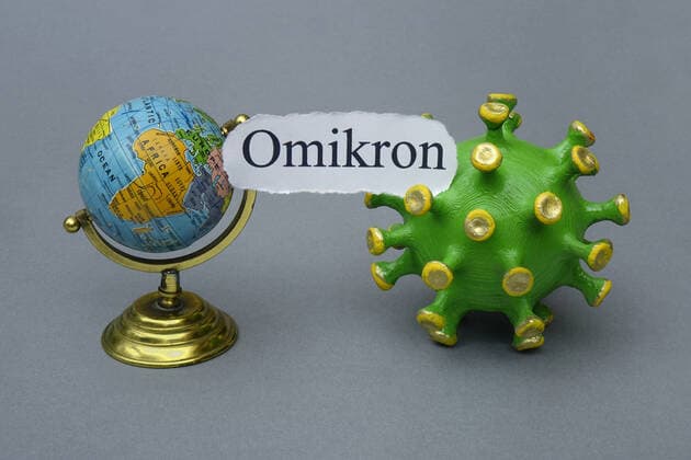 Coronamodell und Globus mit Omikron Coronamodell und Globus mit Omikron, 30.11.2021, Borkwalde, Brandenburg, Zwischen einem Coronamodell und einem Globus steht der Schriftzug Omikron.