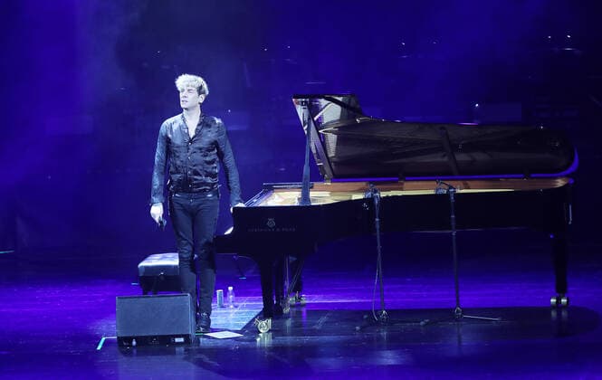 Maksim Mrvica Konzert in Qingdao QINGDAO, CHINA - NOVEMBER 26: Croatian pianist Maksim Mrvica performs onstage during his Maksim Classical Crossover Piano Concert Tour 2021 on November 26, 2021 in Qingdao, Shandong Province of China.  Copyright: xVCGx CFP111359854705
