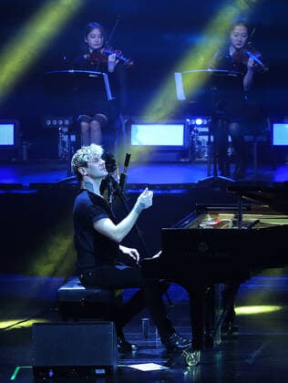 Maksim Mrvica Konzert in Qingdao QINGDAO, CHINA - NOVEMBER 26: Croatian pianist Maksim Mrvica performs onstage during his Maksim Classical Crossover Piano Concert Tour 2021 on November 26, 2021 in Qingdao, Shandong Province of China.  Copyright: xVCGx CFP111359854713