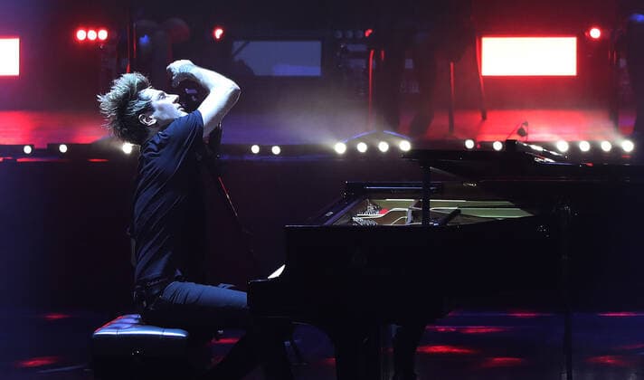 Maksim Mrvica Konzert in Qingdao QINGDAO, CHINA - NOVEMBER 26: Croatian pianist Maksim Mrvica performs onstage during his Maksim Classical Crossover Piano Concert Tour 2021 on November 26, 2021 in Qingdao, Shandong Province of China.  Copyright: xVCGx CFP111359854720